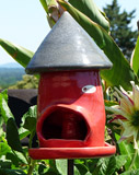 lustiges Vogelfutterhaus aus Keramik in rot anthrazit