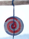 Windspiel aus Keramik mit Treibholz - rot blau