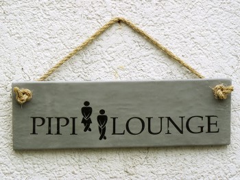 Pipi Lounge, Betonschild grau