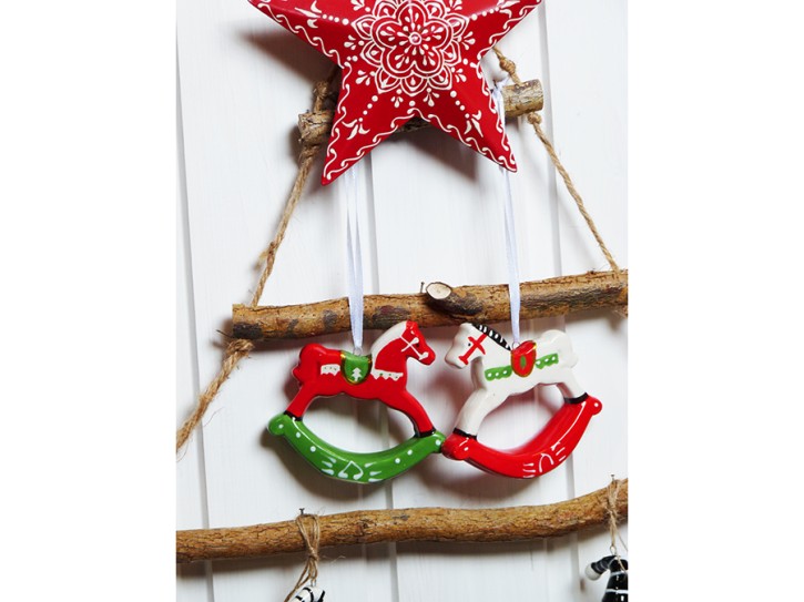 Schaukelpferd aus Keramik in weiß, grün und rot als Weihnachtsde
