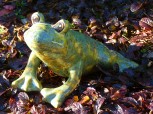 Große Froschfigur aus Keramik sitzend, moosgrün