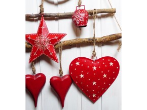 rote Metalldeko zu Weihnachten